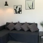 *central Lakeside Apt*swimming Pool & Free Parking